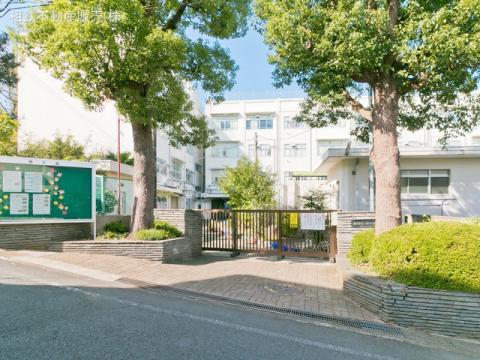 小学校は徒歩５分の距離にございます