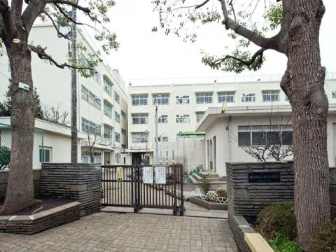 小学校まで徒歩４分です(2023年7月)