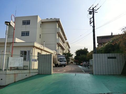 お子さまの通学にも配慮しやすい距離にある小学校です