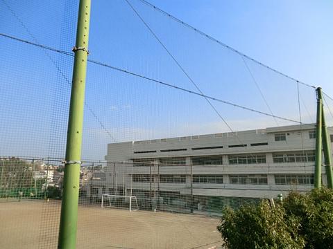 徒歩圏内にあり、毎日の通学に便利な中学校です。