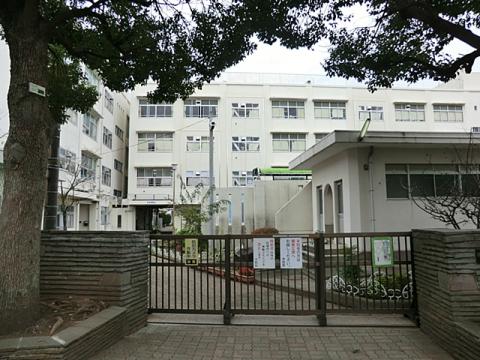 小学校は徒歩５分の距離にございます