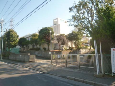 若葉台小学校(2012年12月)