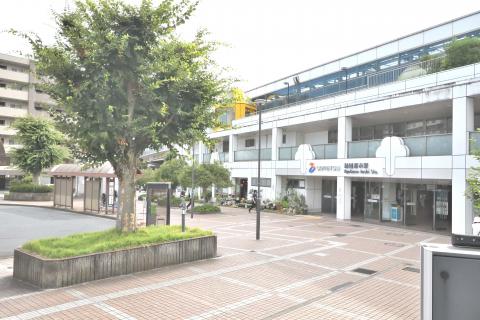 東戸塚行のバスもあり、JRもご利用しやすい駅(2025年7月)
