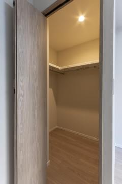 北側主寝室のウィークインクローゼット